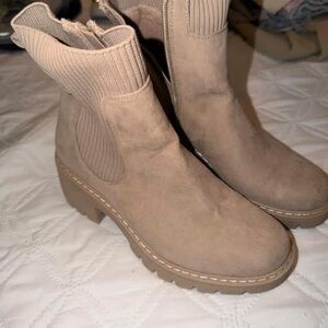 Time and Tru Women's Beige Chunky Chelsea Heeled Boots